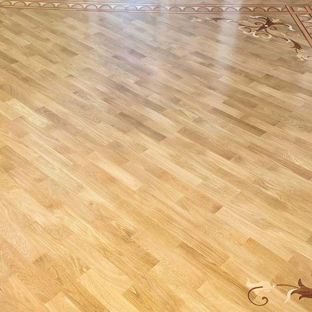 Диагональная укладка дуб с художественными элементами